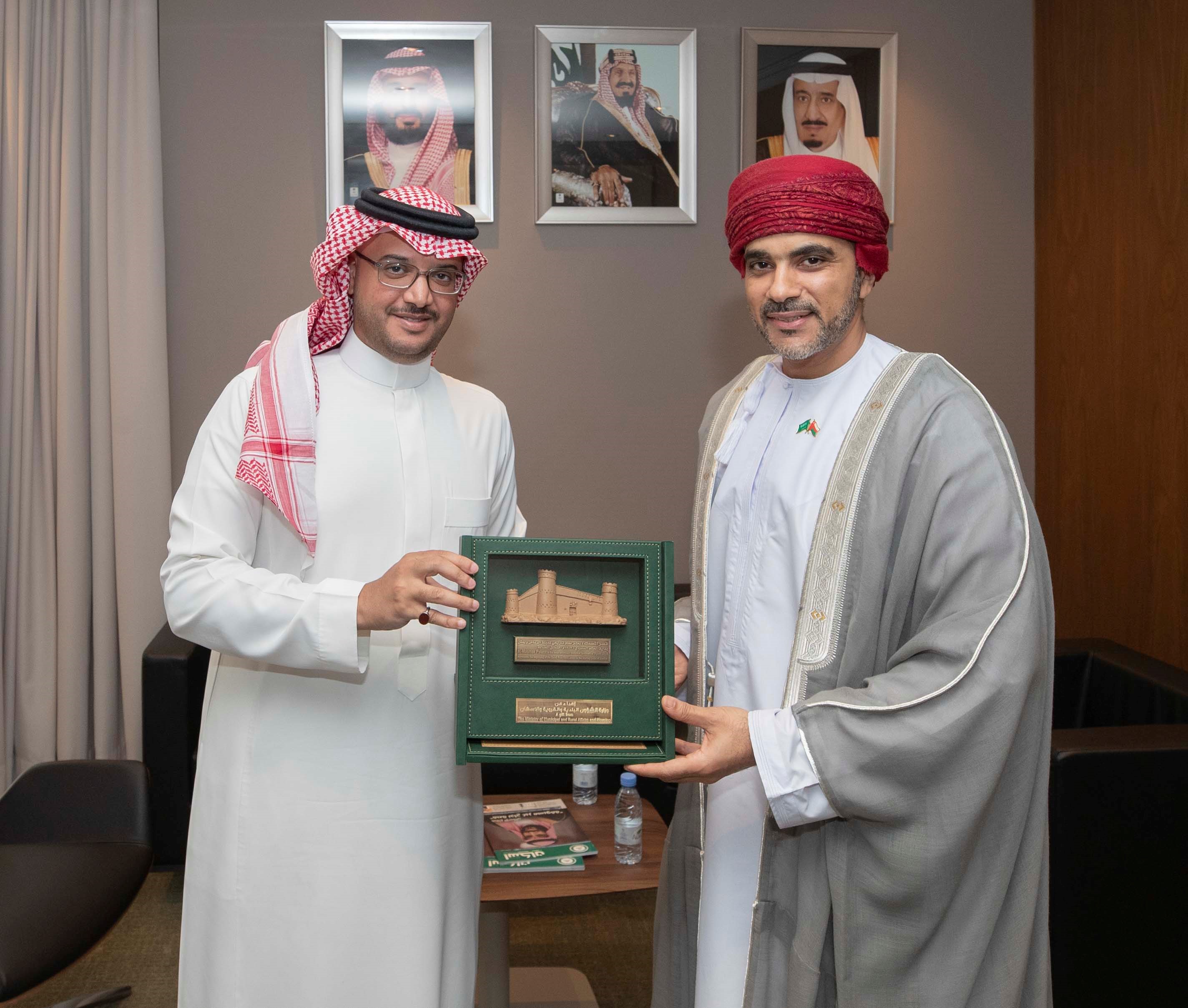 الأمير سعود بن طلال يستقبل سمو سفير سلطنة عمان