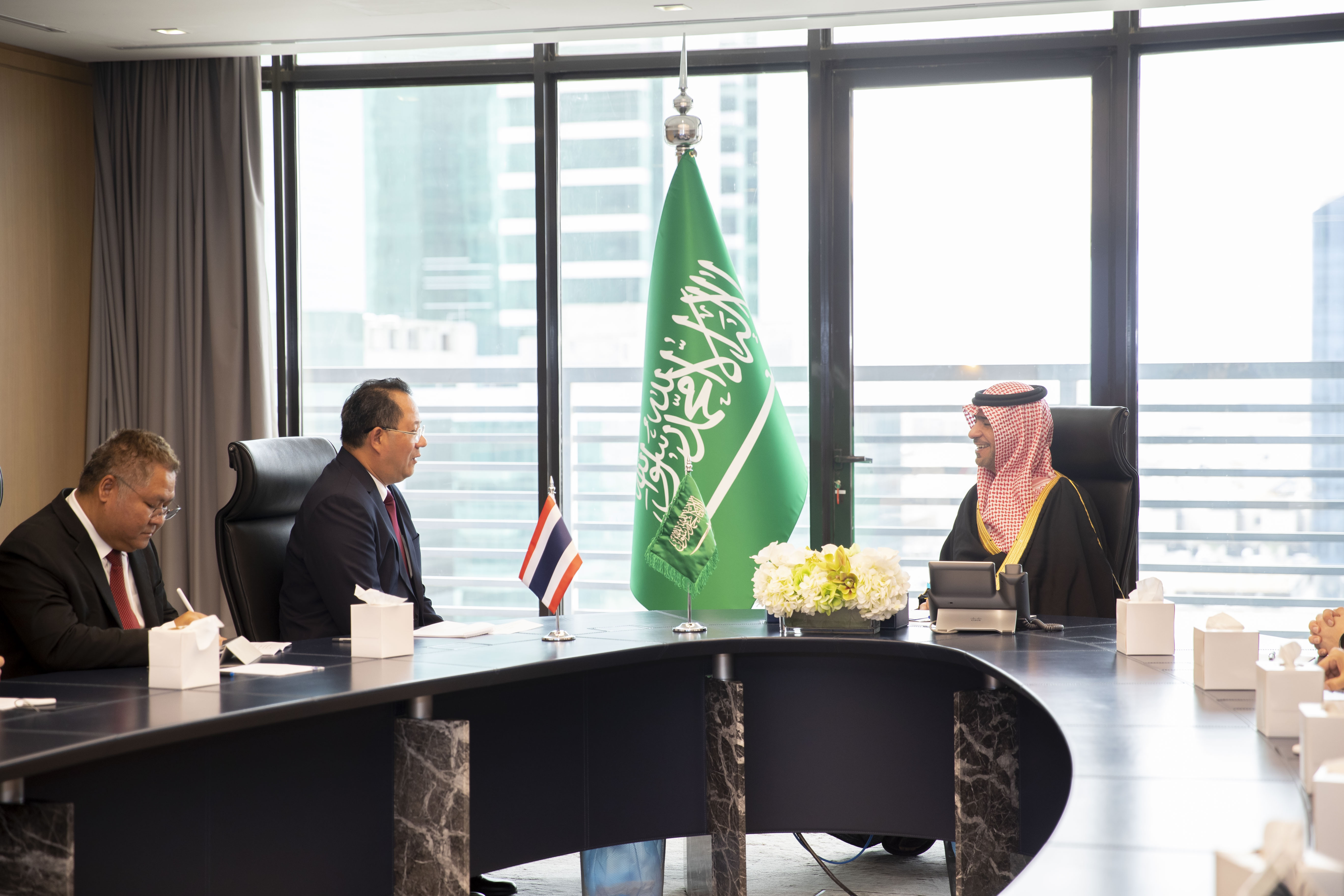 وزير الشؤون البلدية والقروية والإسكان يستقبل سفير مملكة تايلند في الرياض